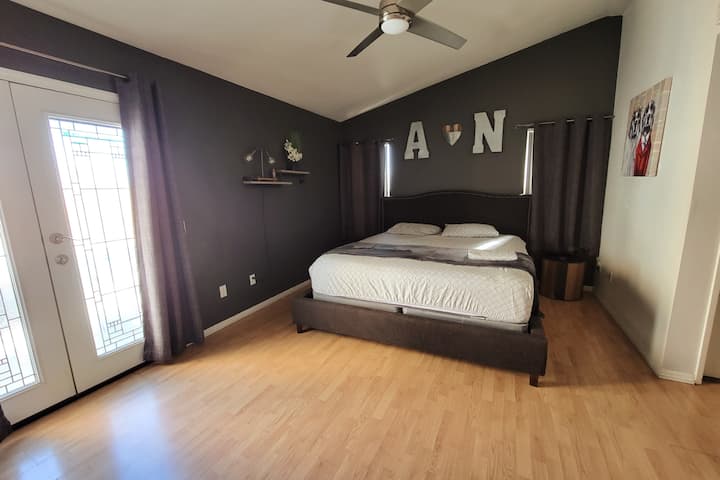 חדר שינה ראשי עם מיטת קינג