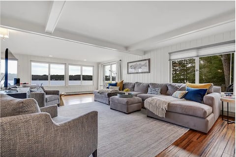 Direct Lakefront Family Retreat