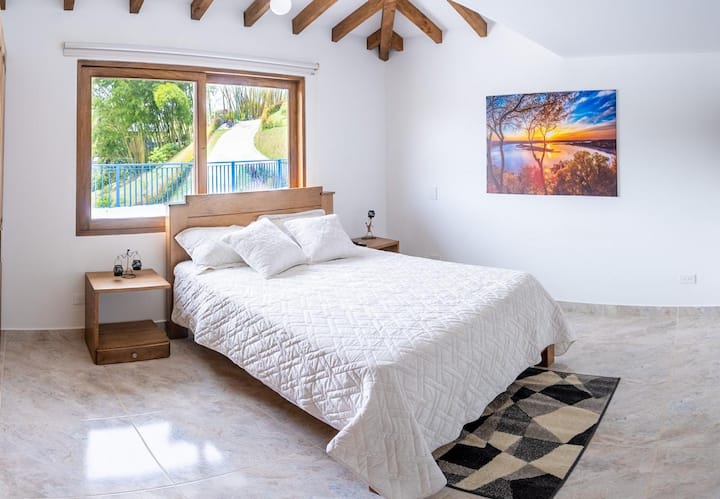 Disfruta de una cómoda y espaciosa habitación  con baño privado, equipada con  dos camas, una principal con un colchón semi-ortopédico, y una cama auxiliar sencilla, para tu comodidad. 