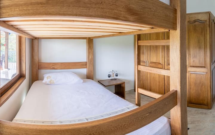 Disfruta de una cómoda habitación, con acomodación triple, en tipo camarote, con dos camas semi-dobles y colchones semi-ortopédicos,  y una cama auxiliar sencilla, para un pleno descanso.

Disfrutaras de amplios closets para tus objetos personales. 