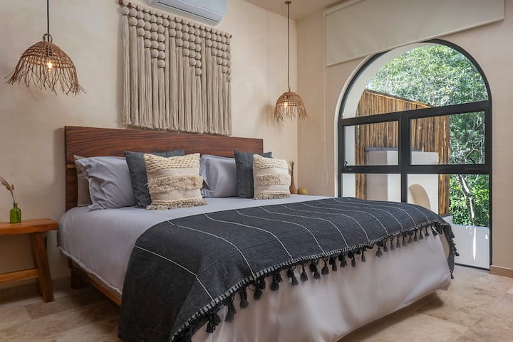 Všetky štyri spálne majú manželské postele King, pripojenú kúpeľňu, klimatizáciu a výpadky elektriny pre pohodlný odpočinok.