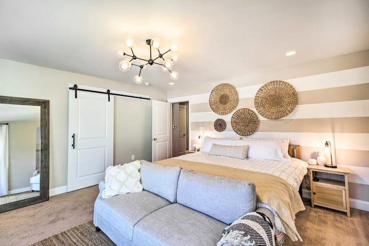 Glavna spavaća soba s bračnim krevetom i kaučem