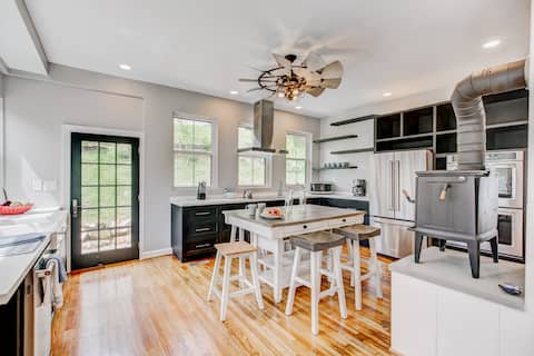 3 Suites! | 2 min to Omni Homestead | Spacious