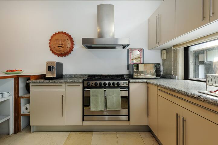 Premium 2BR Duplex w/Terrace in Iconic Building gallery image 2