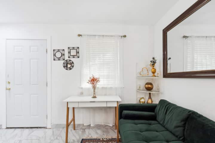 Cozy Retreat Studio - Uvalde, TX