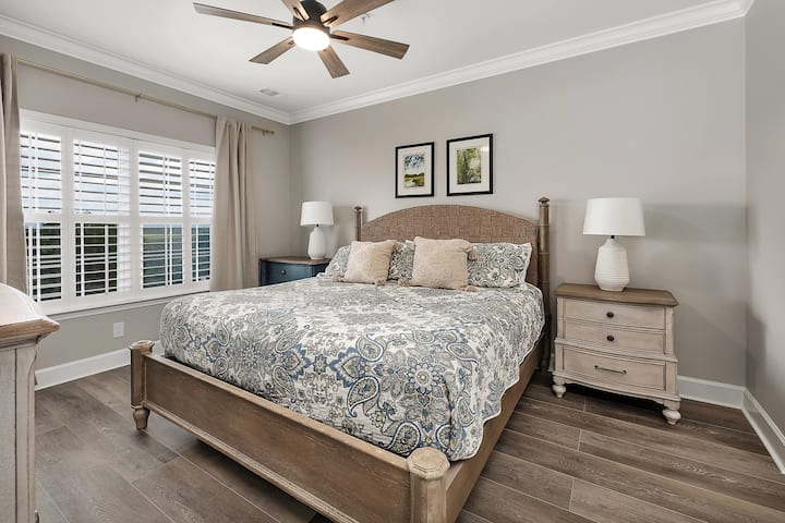 הסוויטה הראשית היא חדר השינה השלישי בבית. הוא ממוקם ליד חדר העבודה, וכולל מיטת קינג סייז, שידות לילה גדולות, שידת מגירות, ארון, חדר רחצה צמוד ונוף מדהים לביצות. 