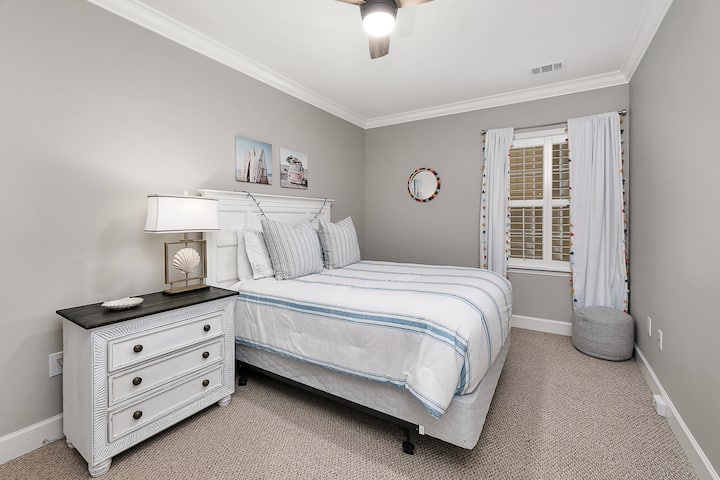 חדר השינה השני נמצא ממש ליד המסדרון הראשי. בחדר השינה יש מיטת קווין סייז, אור טבעי וארון עם שפע של מקום אחסון. 