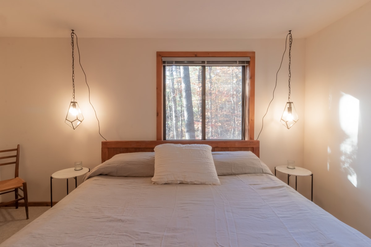 Основна спална соба со брачен кревет (широк 150-179 см) и сопствена спална соба на првиот кат