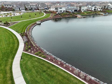 Lakefront Retreat: Cozy & New