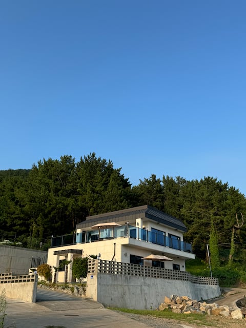 Beautiful Meramont Private House (1st Floor + 2nd Floor + 4 Rooms + 3 Bathrooms + Yard + Terrace)
