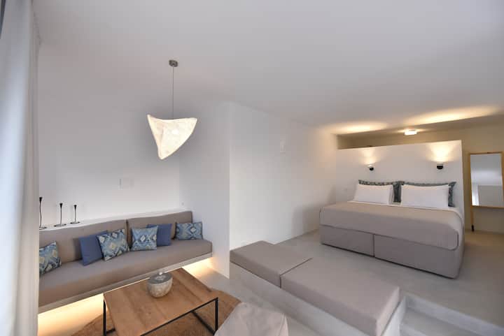 غرفة معيشة في بيت الضيف + سرير