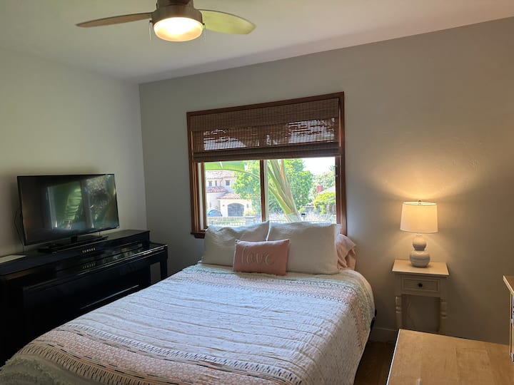 غرفة نوم في الطابق السفلي ومروحة سقف وضوء. بيانو كهربائي، مكتب عمل مع ألعاب، خزانة ملابس.   الفراش بالكامل من القطن ومعظمه عضوي.