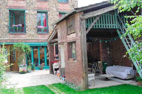 Large house 6 bedrooms, 3' metro, parking, garden