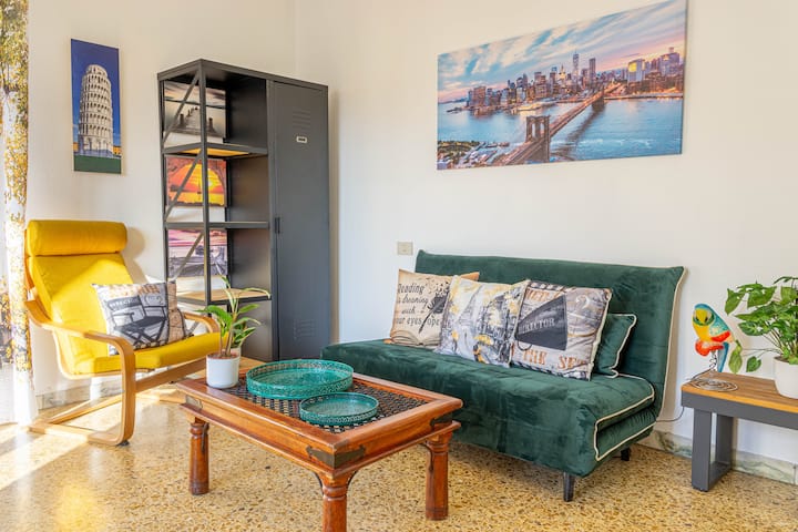 Pohľad na obývaciu izbu s pohodlnou dizajnovou pohovkou, ktorú môžete použiť na dve prístelky.