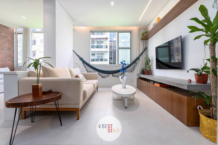 Luxuoso Apartamento na Quadra da Praia, Reformado