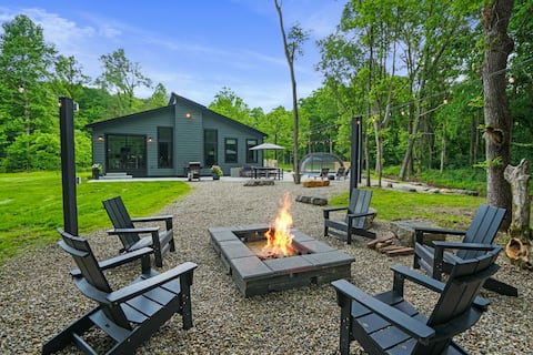 Hocking Hills: Year-Round Pool & Private Trails