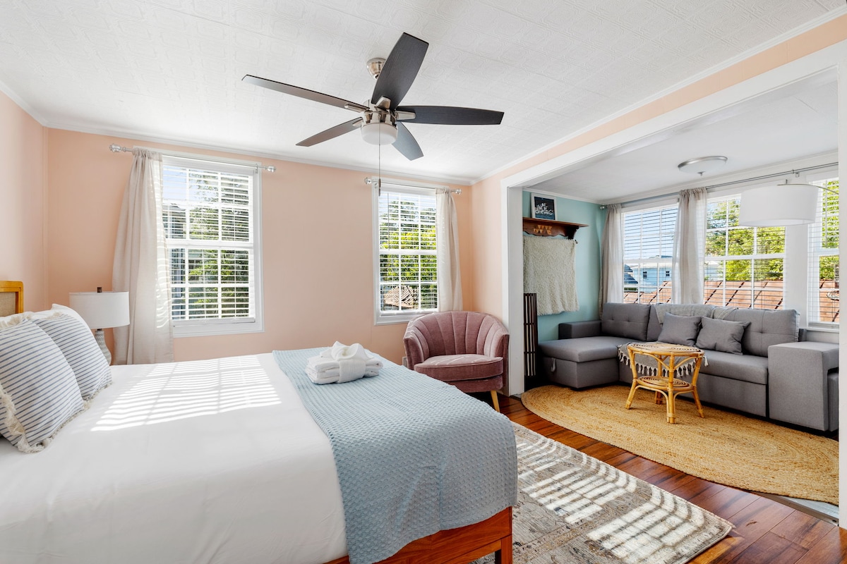 Спална соба 1 - брачен кревет (широк 150-179 см), стол за рака, кауч и голема прошетка во плакар