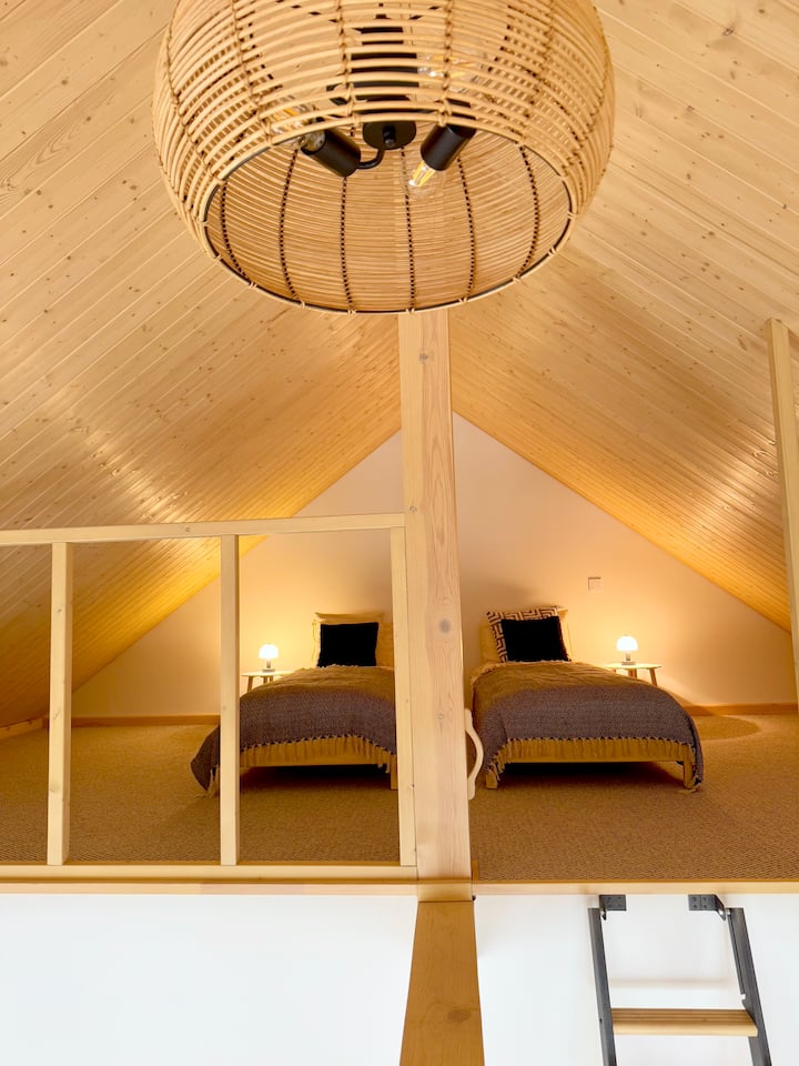 El segundo dormitorio está en el entresuelo abierto.