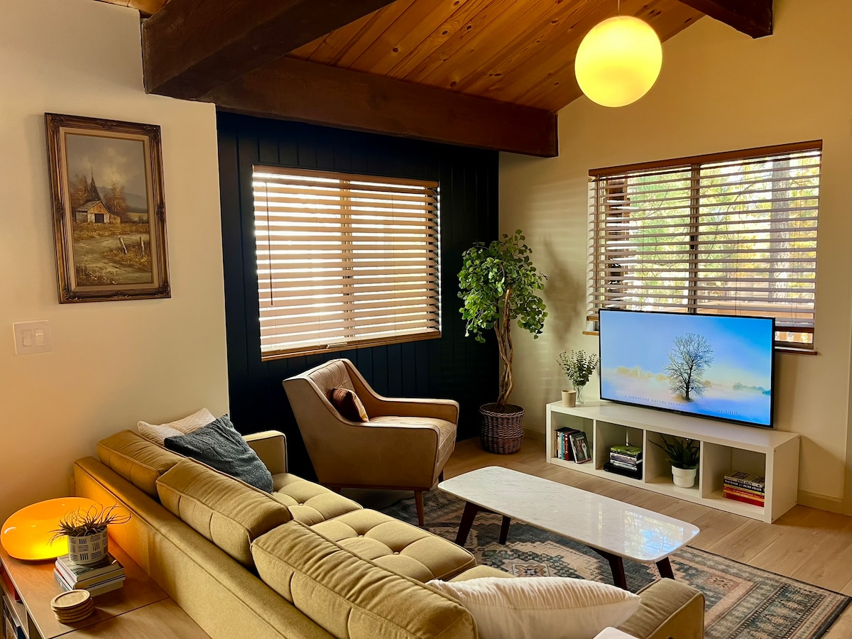Top performing Airbnb: Modern Cabin - Wifi - Large Deck - Near Skiing in Big Bear & San Bernardino Mountains
