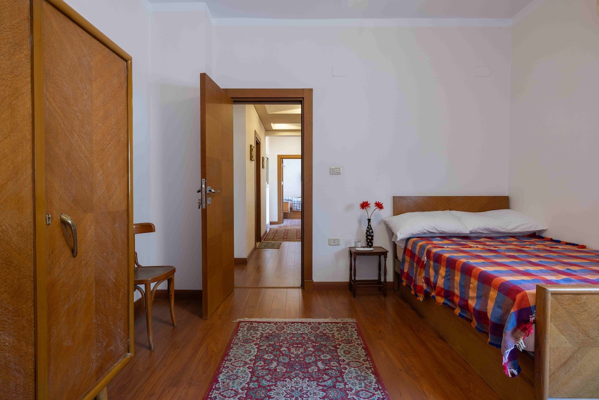 Მეორე ოთახში არის კომფორტული ერთადგილიანი საწოლი და სასიამოვნო საბავშვო საწოლი, რომელიც აღჭურვილია მოსახსნელი დამცავი ზოლებით დამატებითი უსაფრთხოებისა და მოქნილობისთვის. Იდეალურია ოჯახებისთვის, რომლებსაც პატარები ჰყავთ!