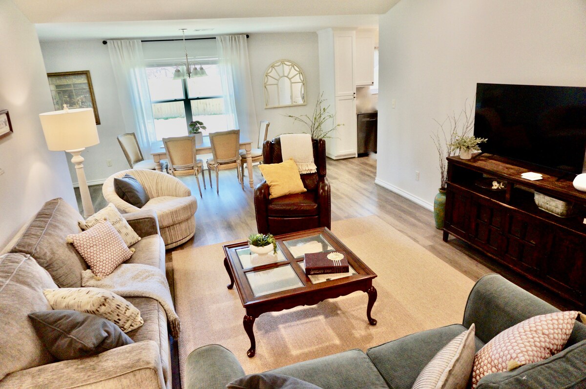 Თუ სამაგიდო თამაშს თამაშობთ, კარგი წიგნით სარგებლობთ ან შუადღის ზარმაცი ძილისა და ფეხბურთის თამაშისთვის იჭიმებით, ამ საცხოვრებელში თავს მშვიდად იგრძნობთ. 