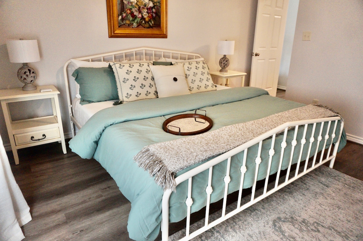 Დღის ბოლოს თქვენ დაიძინებთ ბავშვივით ამ დიდი ზომის საწოლში, ხრაშუნა თეთრ ზეწრებზე, ლუქს-კლასის ახალ ტუფტსა და ნემსის ლეიბზე და გაიღვიძებთ მომდევნო დღეების თავგადასავლისთვის. 

Მიმაგრებული სააბაზანო აბაზანით/საშხაპის კომბინიზონით 
და დიდი კარადა.