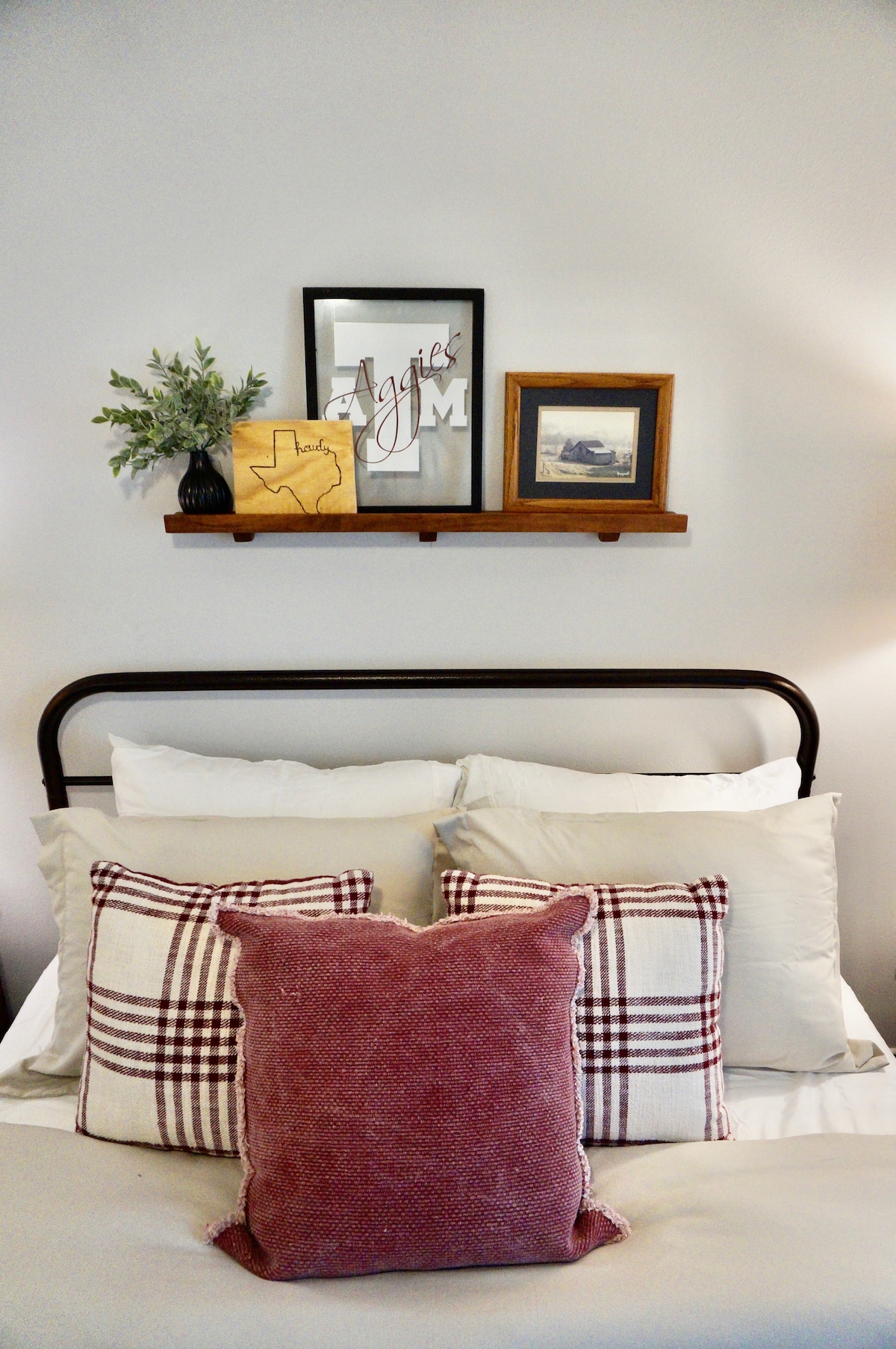 Მე-12 ადამიანის ოთახი - თქვენ მოგეწონებათ აგგის ისტორიის გემოვნებიანი შტრიხები და დაიძინებთ, როგორც სიზმარი ხანგრძლივი დღის შემდეგ ამ დედოფლის ზომის საწოლში, ხრაშუნა თეთრ ზეწრებზე, ლუქს-კლასის ახალ ტუფტსა და ნემსის ლეიბზე.

Დიდი კარადა - საზიარო სააბაზანო და ოთახი 3