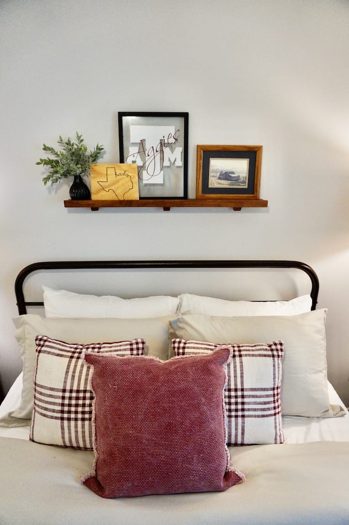 La 12 .ª habitación para hombres: te encantarán los detalles de buen gusto de la historia y duerme como un sueño después de un largo día en esta cama tamaño queen, en sábanas blancas frescas, un lujoso colchón NUEVO y con agujas.

Armario grande: baño compartido con habitación 3