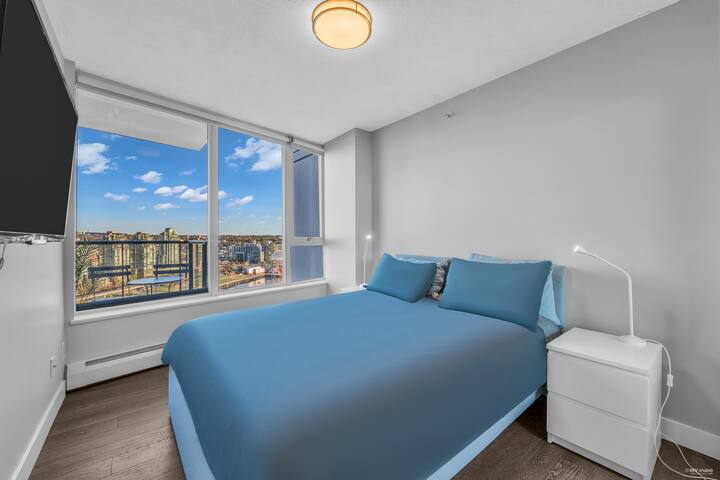 ~Vibrant 2BR Condo in the Heart of Vancouver gallery image 5