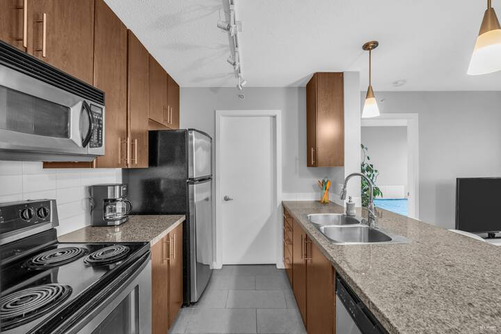 ~Vibrant 2BR Condo in the Heart of Vancouver gallery image 3