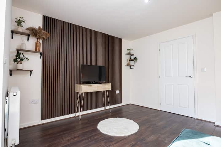 Trox Home • 4.97 Stars • Free Parking Included - Cheadle
