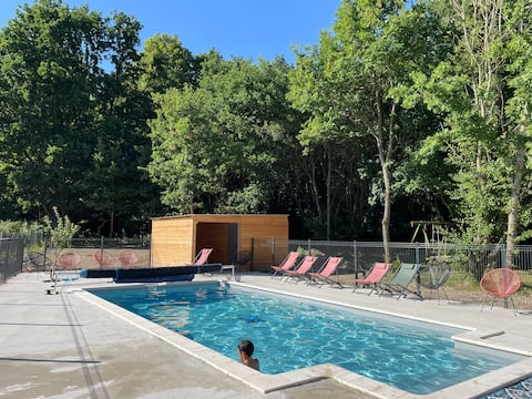 Spacious house with pool, large garden and forest