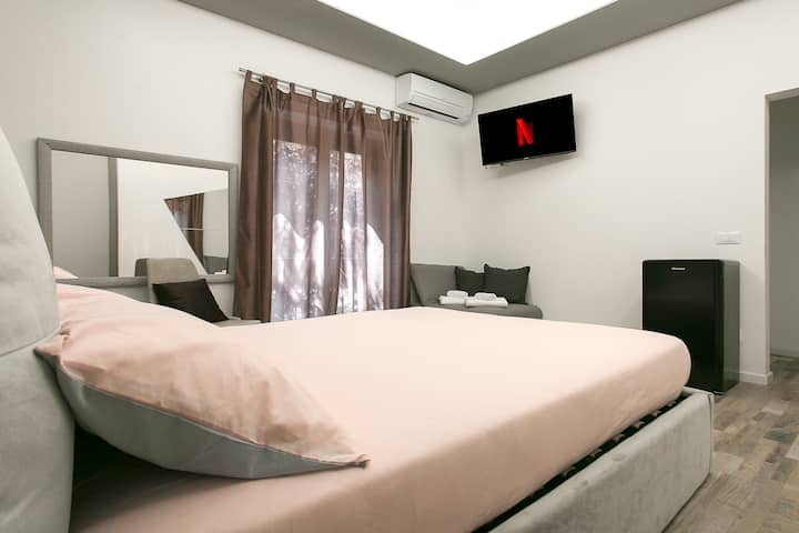 Na raspolaganju vam je apartman s bračnim krevetom, pametnim televizorom i hladnjakom.