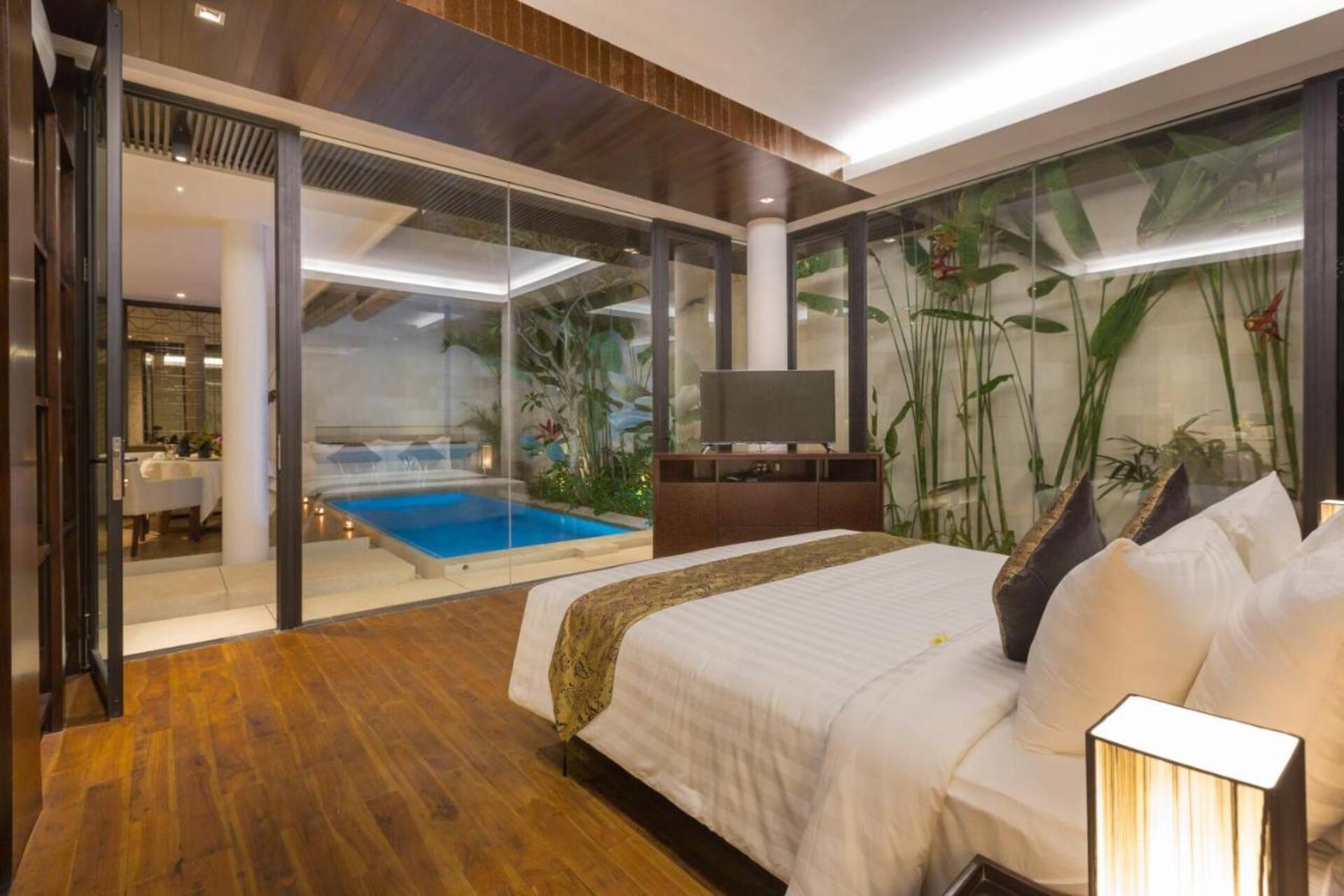 Romantic Statue Vista Private Villa in Bali 3