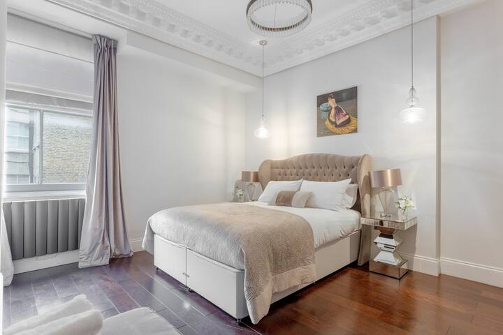 3 bedroom luxury flat in Hyde Park gallery image 3