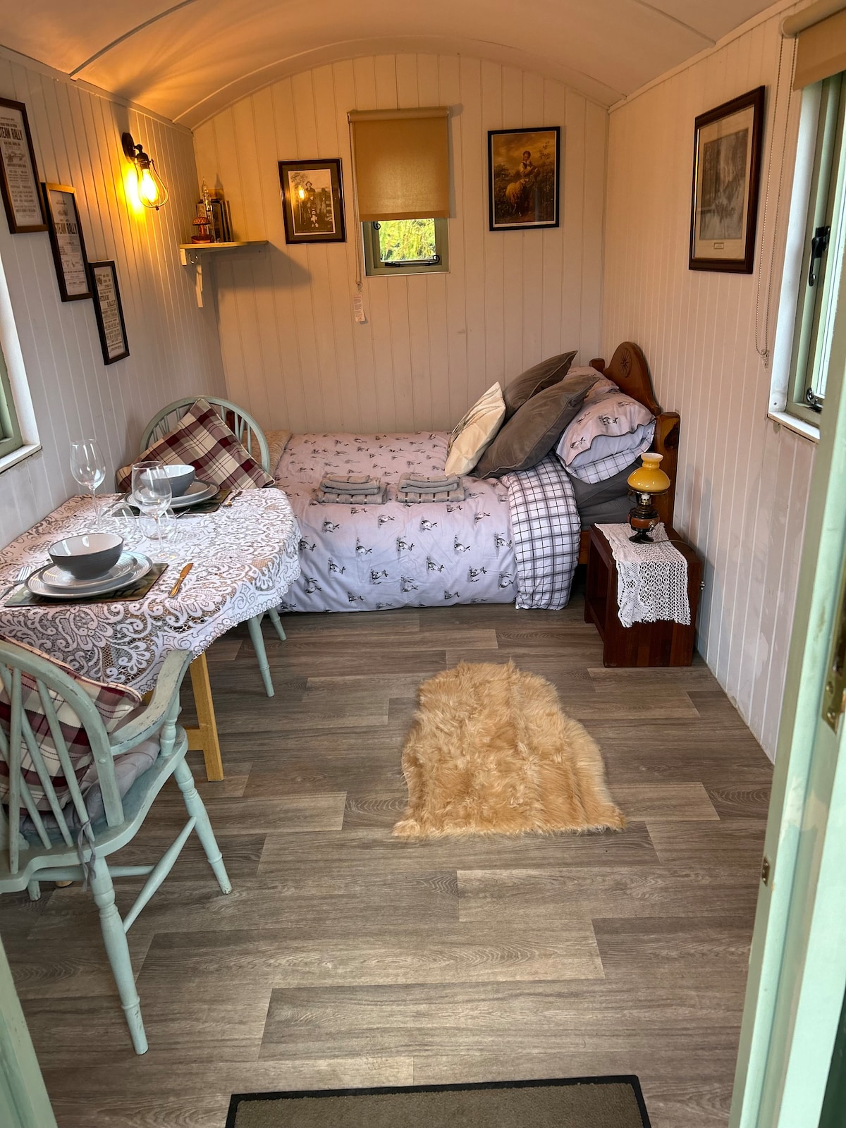 Pjesa e brendshme e kasolles sonë, e kompletuar me një krevat dopio, tavolinë dhe karrige, ngrohës, thekëse buke, ibrik, mikrovalë dhe shumë më tepër. 