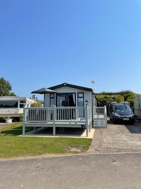 Top Airbnb: Your Relaxing Lakeside Escape in East Lindsey