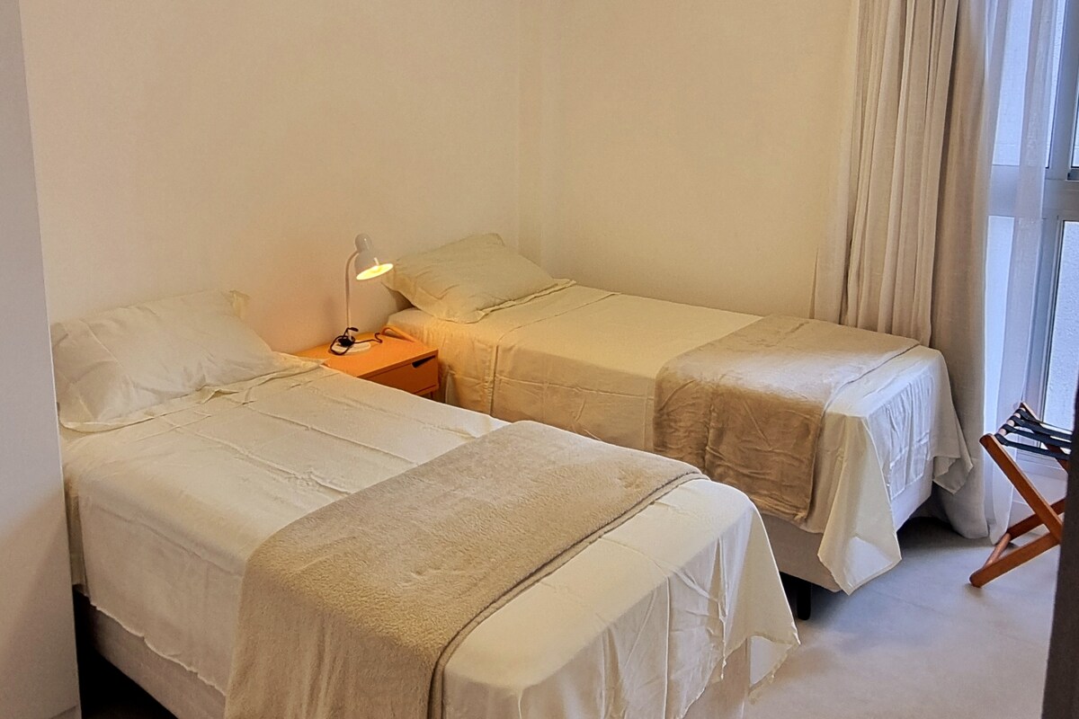 Vitanda viwili vya mtu mmoja vinaweza kuegemezwa, vikageuzwa kuwa kitanda cha mfalme.