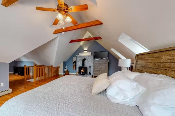 Suite principal privada con cama tamaño king, estufa de leña, espacio funcional con toneladas de iluminación natural. Este es el espacio perfecto para volver a casa y relajarse