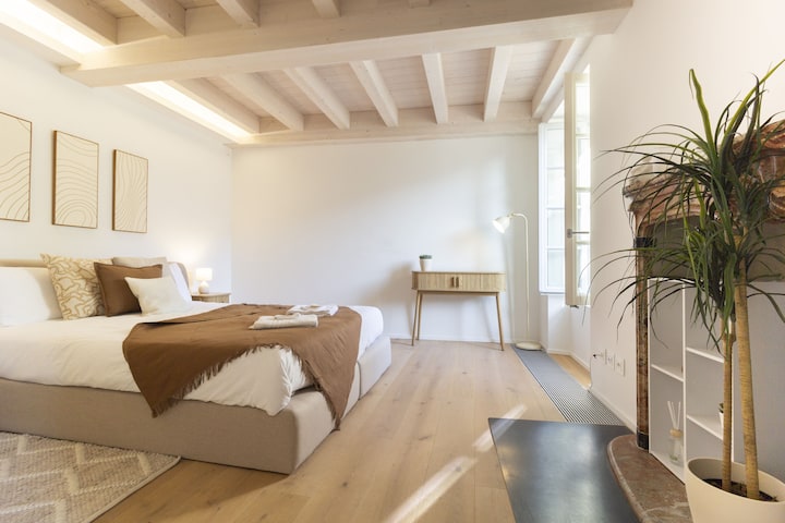 Fantastická a priestranná spálňa s manželskou posteľou s rozmermi 160 x 200 cm, vlastnou kúpeľňou, výhľadom na jazero a stmievateľnými svetlami.
