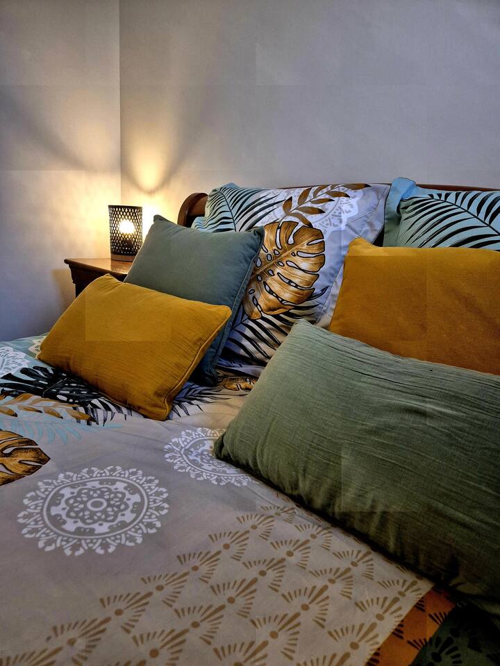 Camera 9,5 m2 al piano terra con un letto matrimoniale da 140 cm. Questa camera dispone di un ripostiglio per i vestiti e anche di che appenderli se necessario.