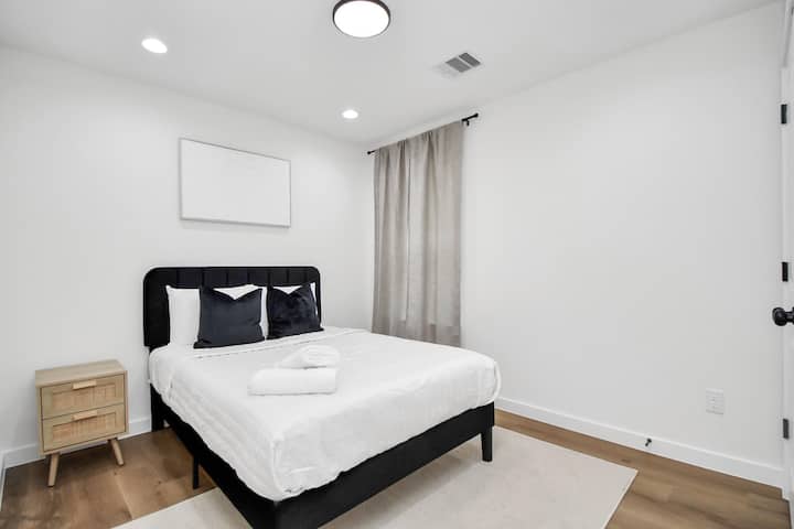 Spavaća soba 2 ima veliki krevet!