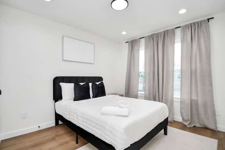 Spavaća soba 2 ima veliki krevet, rolete za zamračivanje, ormar i noćni ormarić. 