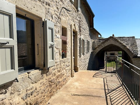 8-person gîte, shared pool