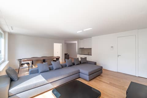 Popular Airbnb listing: Wollishofen Station, 2 bedroom, parking & cleaning in Wollishofen