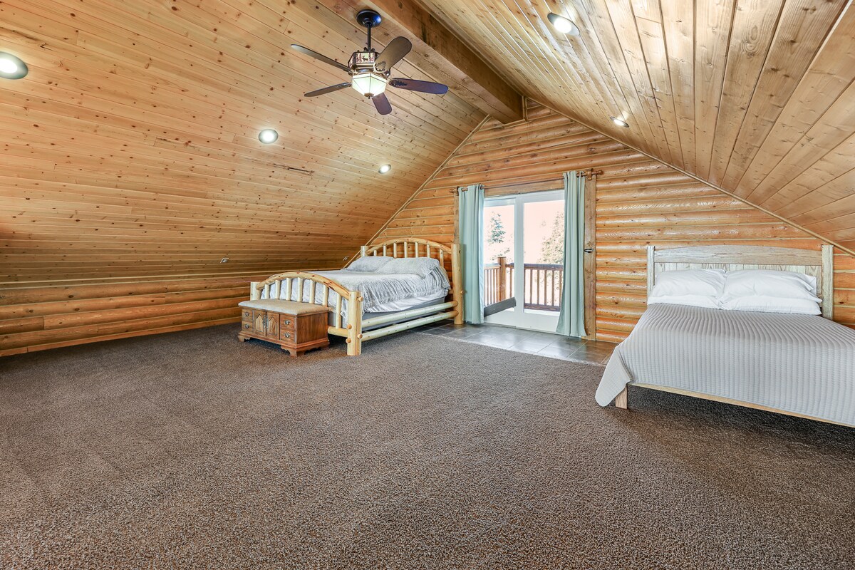 Roshani iliyorekebishwa iliyo na kitanda cha ukubwa wa king na kitanda kamili, ikitoa mipangilio rahisi ya kulala kwa familia, watoto au makundi ya hadi watu 10.