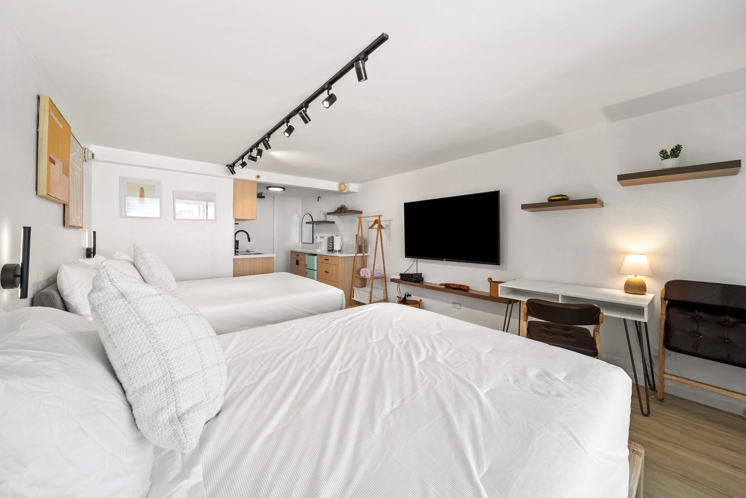Cozy Modern Studio Close to Waikiki Beach - Image 12