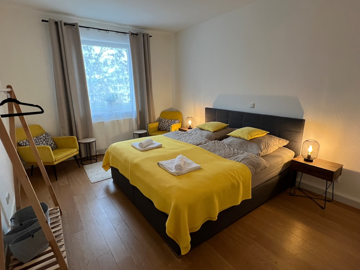 Spálňa je ideálnym miestom na oddych, vybavená pohodlnou posteľou a modernými prvkami.