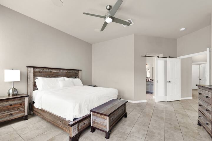 Lux 3BR Oasis Near Strip w/ Heated Pool & Jacuzzi! gallery image 4