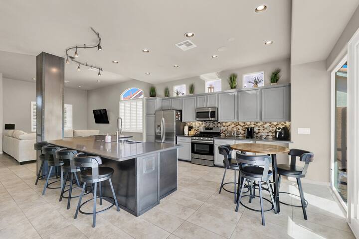 Lux 3BR Oasis Near Strip w/ Heated Pool & Jacuzzi! gallery image 3